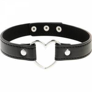 Heart Collar halsband av veganskt konstläder med silverfärgat hjärta och tryckknappar