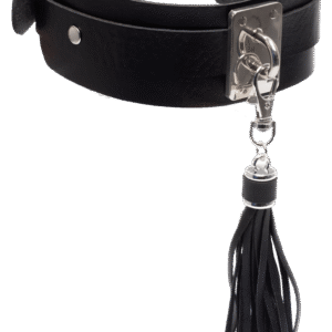 Svart halsband i veganskt läder med metalldetaljer och en dekorativ tofs på 15 cm