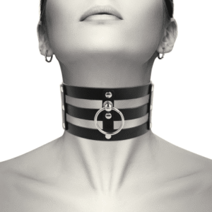 Choker med tre remmar i veganskt läder, modern design med justeringsdetaljer